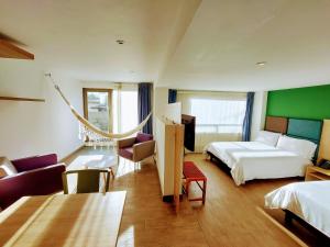 波哥大Hotel Viaggio Teleport City Suites的一间酒店客房,配有两张床和吊床