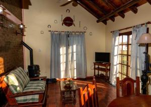 科隆Complejo Paradise的客厅配有沙发和桌子
