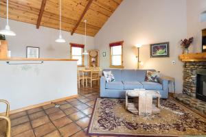 阿赫瓦尼家园小屋酒店的客厅设有蓝色的沙发和壁炉