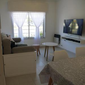 圣罗莎Andoli 2的带沙发、电视和桌子的客厅