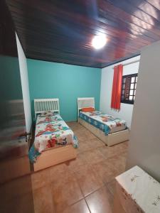 博拉塞亚Casa Morada da Praia的蓝色墙壁客房的两张床