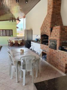 博拉塞亚Casa Morada da Praia的厨房配有桌子和砖砌壁炉