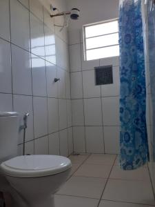 卡罗莱纳Pousada Águas da Chapada的一间带卫生间和窗户的浴室