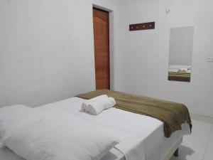 卡罗莱纳Pousada Águas da Chapada的卧室配有白色的床和毛巾
