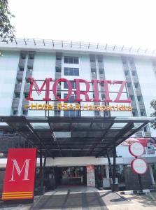 雅加达Moritz Hotel RSAB Harapan Kita的建筑前的摩达尼商店的标志