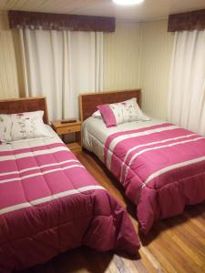 卡斯特鲁Refugio Insular的卧室内两张并排的床