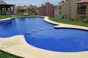 伊斯塔帕Nueva Casa de playa Brisas del Mar的院子里的大型蓝色游泳池