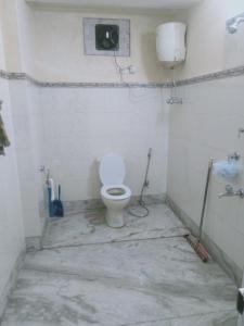 大吉岭B&B Homestay的一间白色浴室,内设卫生间