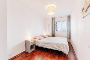 库尔瑟勒·苏尔·梅尔Gwenhen - Appartement vue mer的白色的卧室设有床和窗户