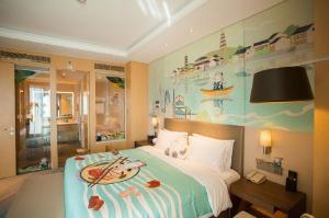 苏州苏州汇融广场假日酒店的一间卧室配有一张大床,墙上挂着一幅大画