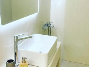 利瓦迪奥Hotel Albatross的浴室设有白色水槽和镜子