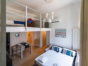 米兰The Best Rent - Lovely loft with balcony near Piazza Vetra的一间带双层床的卧室和一间餐厅
