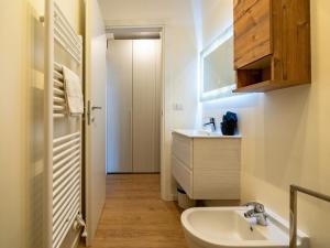 米兰The Best Rent - Lovely loft with balcony near Piazza Vetra的一间带水槽和卫生间的浴室