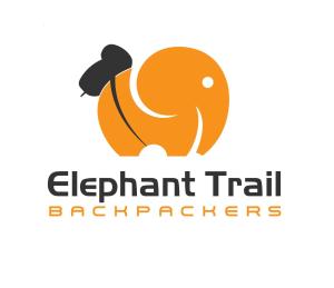 卡萨内Elephant Trail Guesthouse and Backpackers的橙色的大象,帽子标志