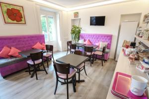 雷恩德拉塔酒店的一间带桌椅和紫色亭子的餐厅