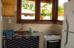 巴拉格兰德Casas Barlovento的带水槽和炉灶的厨房以及2扇窗户。