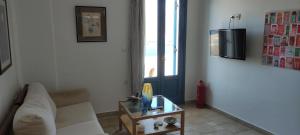 阿斯提帕莱亚镇Asvestoti maisonettes Blue house的客厅配有白色的沙发和桌子