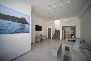 普拉亚·阿马勒IsolaDino b&b sweet home的客厅配有桌子和墙上的绘画