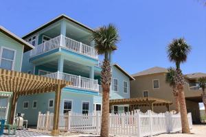 阿兰瑟斯港Sunset Beach GW102的一座棕榈树的蓝色房子