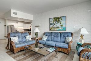 阿兰瑟斯港Channelview 206的客厅配有2张蓝色的沙发和1张桌子