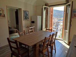 法维尼亚纳Centralissima Favignana的餐桌、椅子和大窗户