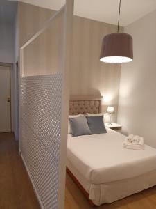 马德里Le Petit Palü-Fuencarral的一间带白色床和金属墙的卧室