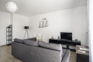 瓦讷Appartement moderne et chaleureux à Vannes的带沙发和电视的客厅