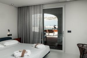 滨海波利尼亚诺Le 3 di Tuccino的酒店客房设有一张床和一个阳台。