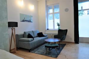 柏林Apartment Lodge 61的客厅配有沙发、椅子和桌子