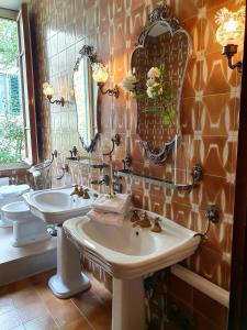 佛罗伦萨Villa Lia - Apartment in Villa with private garden and Pool的一间带水槽、卫生间和镜子的浴室