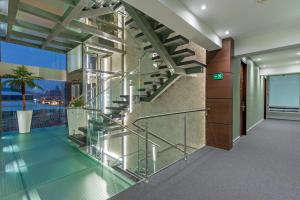 波哥大圣巴巴拉精品酒店的玻璃楼梯,玻璃地板的建筑