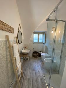 贝加莫Casa Meraki - Apartment的带淋浴、卫生间和盥洗盆的浴室