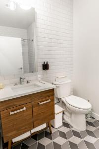 纽瓦克Kislak 604 1BR Penthouse with Stunning Rooftop Terrace的一间带卫生间和水槽的浴室