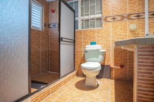 波哥大Hotel Bogota Home的砖砌建筑中带卫生间的浴室