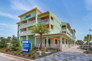 圣奥古斯丁Holiday Inn Express St. Augustine - Vilano Beach, an IHG Hotel的前面有标志的建筑