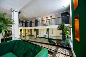 圣多明各GRAN HOTEL EUROPA TRADEMARK COLLECTION by WYNDHAM的棕榈树建筑的空前大厅