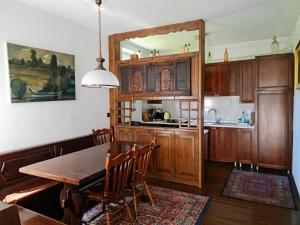克拉尼斯卡戈拉Holiday House Jasna的一间带木桌的厨房和一间餐厅