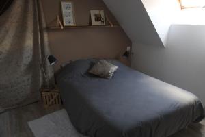 多勒Duplex charmant idéalement situé的一间小卧室,阁楼上配有一张床