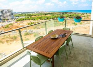 纳哈里亚פנינה באכזיב- מול הים- achzivacation的海景阳台上的木桌