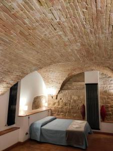 佩鲁贾Casa Cavaliere的砖墙房间的一个床位