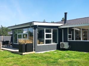 布拉万德Three-Bedroom Holiday home in Blåvand 21的相册照片