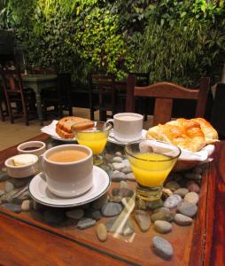 圣卡洛斯-德巴里洛切Huella Andina的桌子,上面有杯子和盘子,食物和饮料