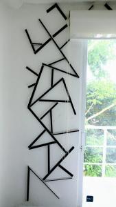 阿卡普尔科书屋迪亚曼特滨海公寓的挂在墙上的黑色箭头艺术