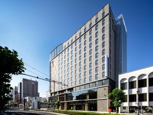 山形市Daiwa Roynet Hotel Yamagata Ekimae的城市街道上一座高楼