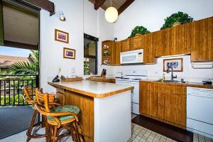 科纳科纳马凯3-302公寓 的厨房配有木制橱柜和台面