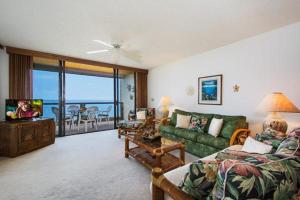 科纳科纳金奥浩冲浪俱乐部3202公寓的客厅配有绿色沙发和电视