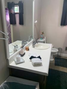 石头山Jackson’s Stone Mountain Hideaway的白色的浴室设有水槽和镜子