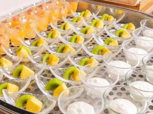 松本阿尔皮科广场酒店的装满水果和饮料的托盘