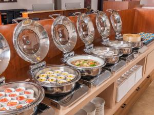 松本阿尔皮科广场酒店的包含多种不同食物的自助餐