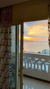 亚历山大Royal Luxury Apartment with Gorgeous Sea View的客房设有窗户,享有海景。